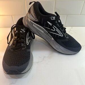Brooks Women's Levitate GTS size 8 Black and Gray Sneakers